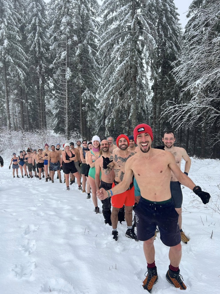 Groupe de pratiquants en marche dans la neige après une immersion froide