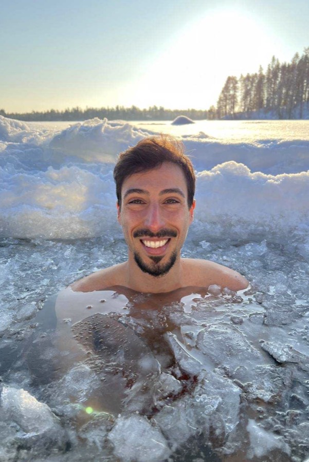 Leonardo Pelagotti en immersion dans un lac gelé