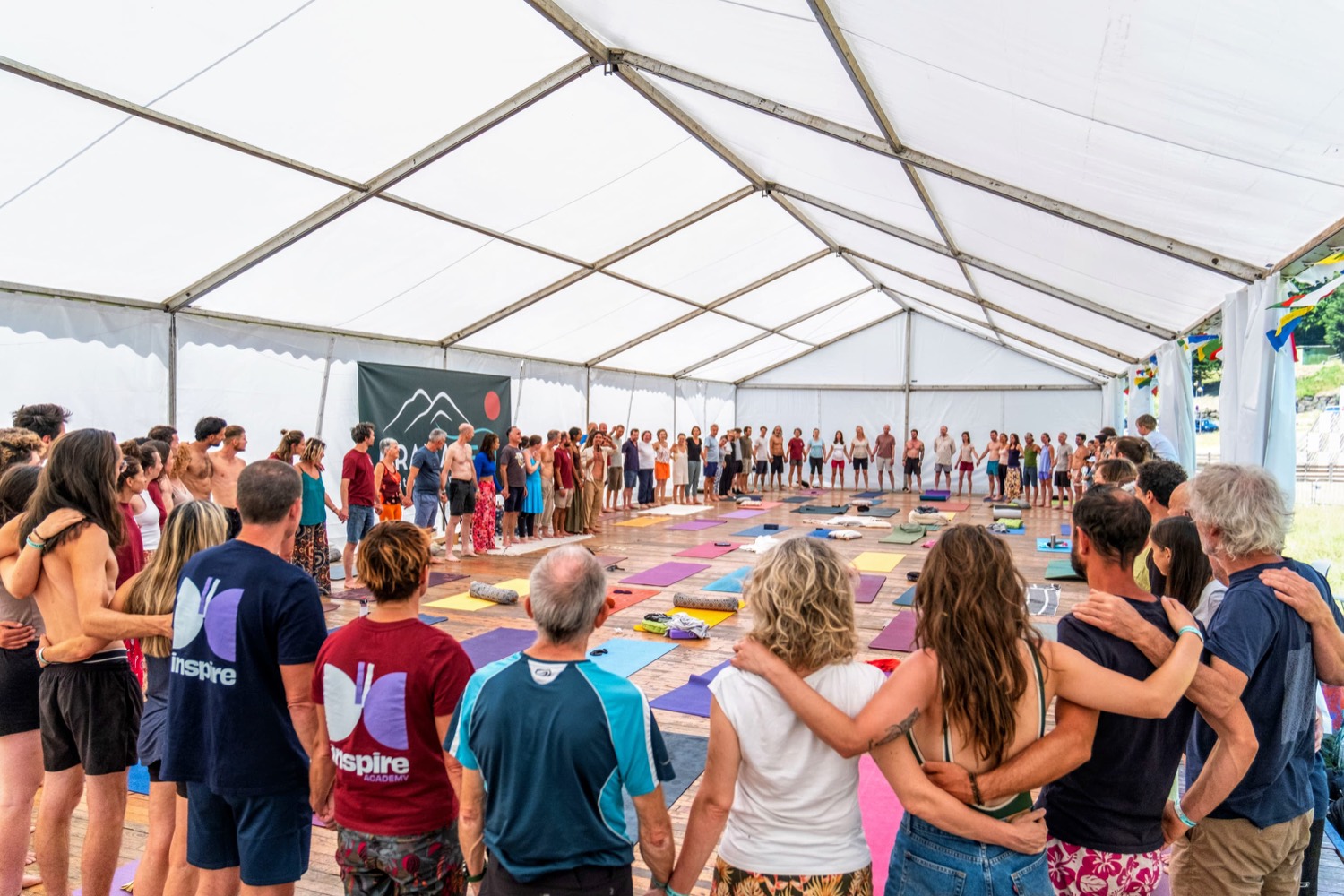 Grand cercle de pratiquants sous le chapiteau du PranaFest